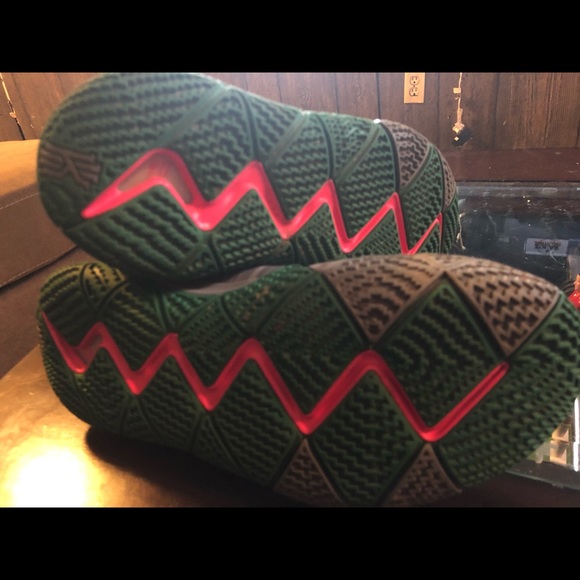 Nike Kyrie 4 “City Guardians” - Picture 4 of 5